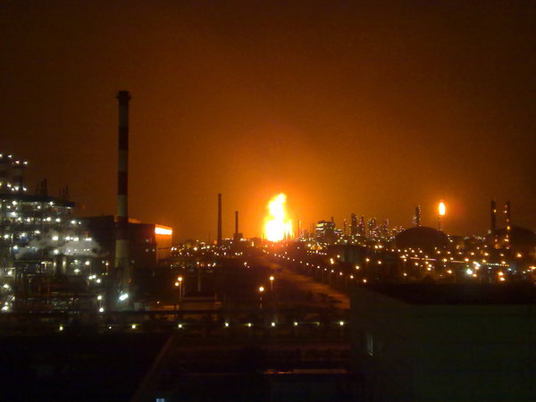 Refinery blaze 'never threatened nuke plant'