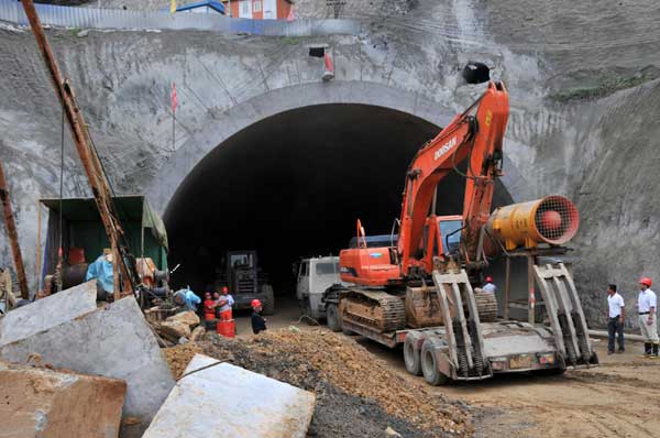 Tunnel cave-in traps 12 in NE China city