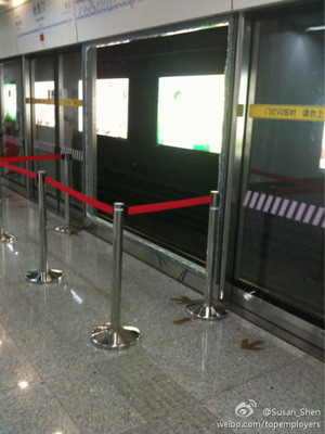 Another Shanghai Metro platform door shattered