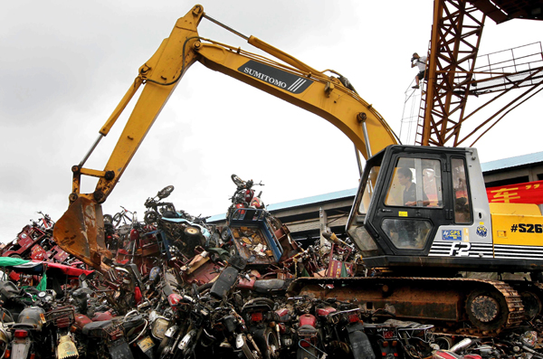 Guangzhou destroys over 3,000 illegal vehicles