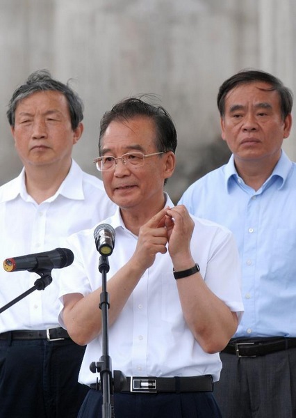 Premier Wen mourns victims of train crash