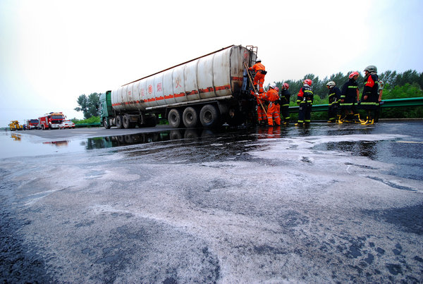 Massive oil leak on Jilin expressway