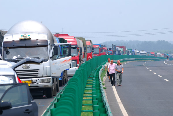 Massive oil leak on Jilin expressway