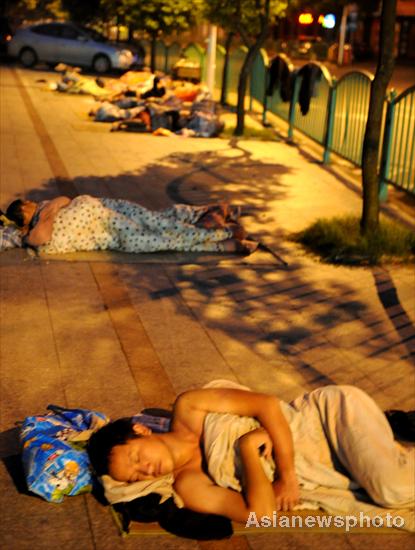 Jobless migrant workers sleep rough