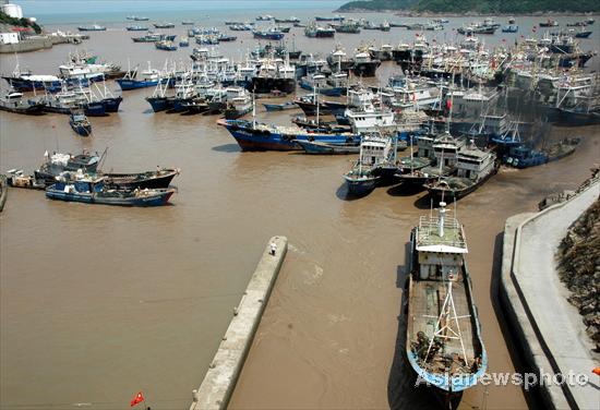 Boats called back as typhoon approaches