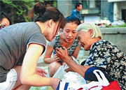 Netizens offer helping hand to elderly vegetable seller