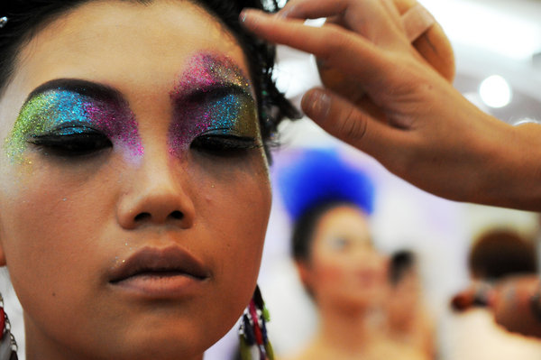 Bridal makeup contest held in E China
