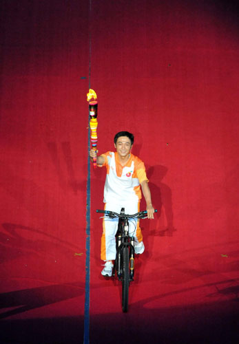 Man's epic bike journey promotes Universiade