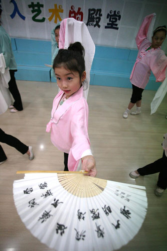 Children learn Peking Opera over summer