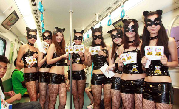 Sexy catwomen publicize civism in subway