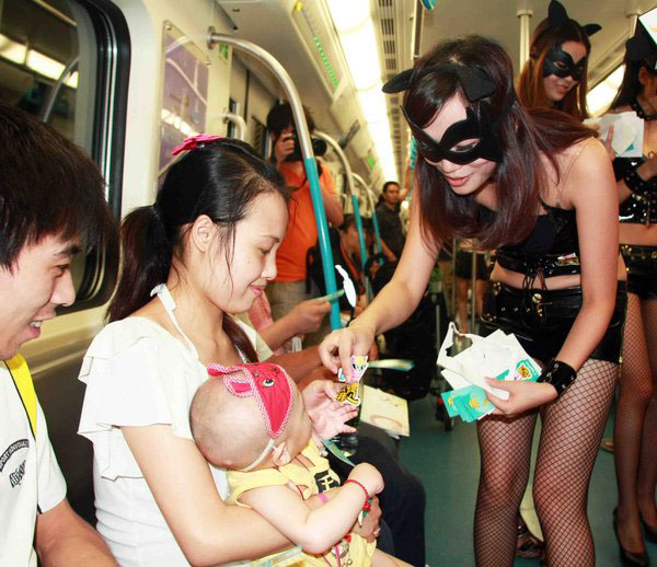 Sexy catwomen publicize civism in subway