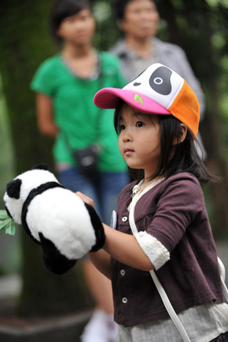 Pandas celebrate birthday at zoo in E China