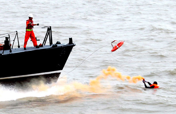 Air-sea rescue exercise held in Shanghai