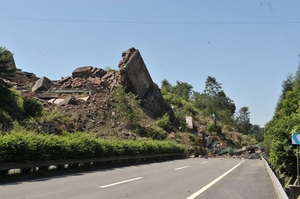 Mudslide blocks expressway in SW China