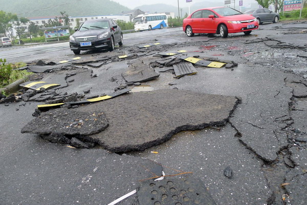 Storm lands in E China, triggering flood