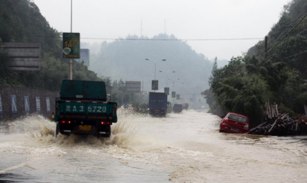 Storm lands in E China, triggering flood