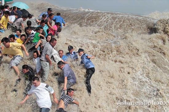 Qiantang River tides injure spectators