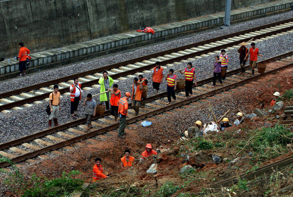 Mudslide halts bullet trains in E China