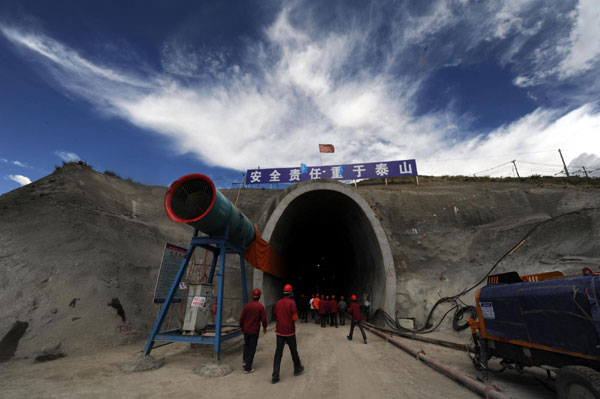 Tibet's new railway to open in 2014