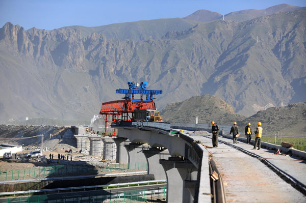 Tibet's new railway to open in 2014