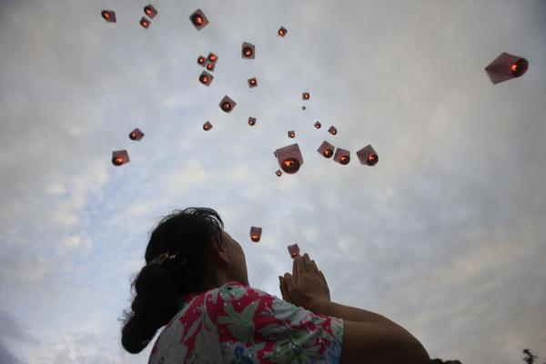 Flying sky lanterns for Mid-Autumn Festival