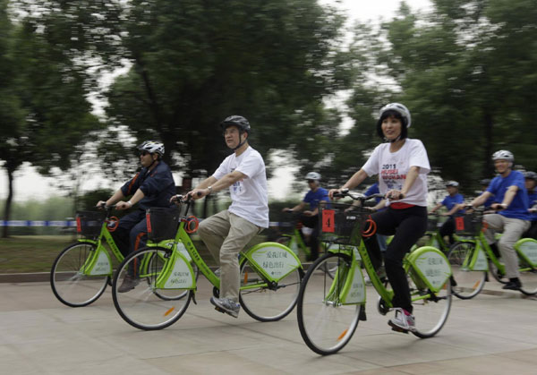 Locke promotes green transportation in C China