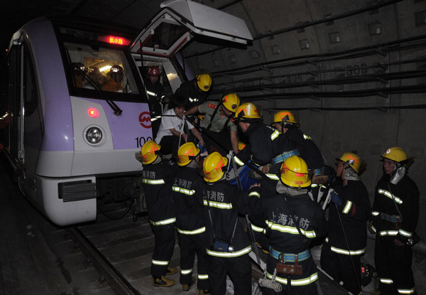 Two subway trains collide in Shanghai<IMG src=