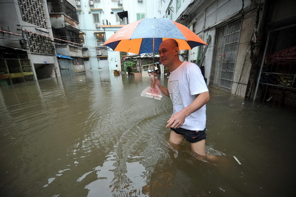 Tropical storm floods South China city