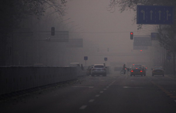 Smog cripples traffic, prompts mask sales surge