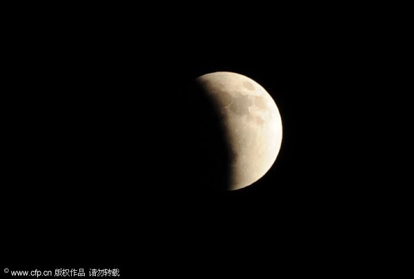 Chinese enjoy best lunar eclipse in decade