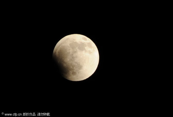 Chinese enjoy best lunar eclipse in decade