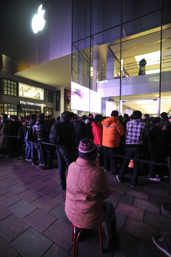 Apple fans in China rush for iPhone 4S