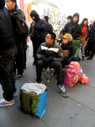 Apple fans in China rush for iPhone 4S