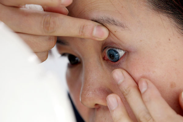Many blind to the risks of contact lenses