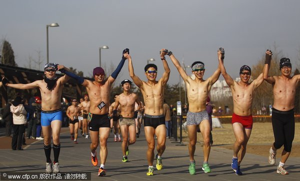 Underwear runners fight chilly winter[1]