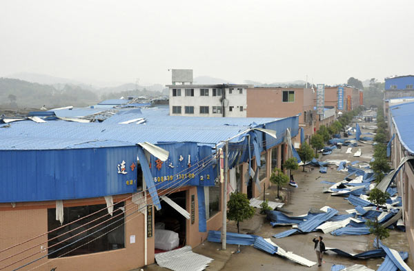 Storm, hail hit South China