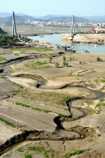 Serious drought dries up river in C China