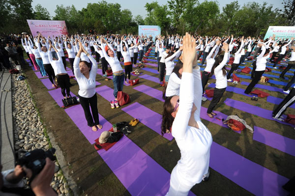 Mass yoga gathering in East China