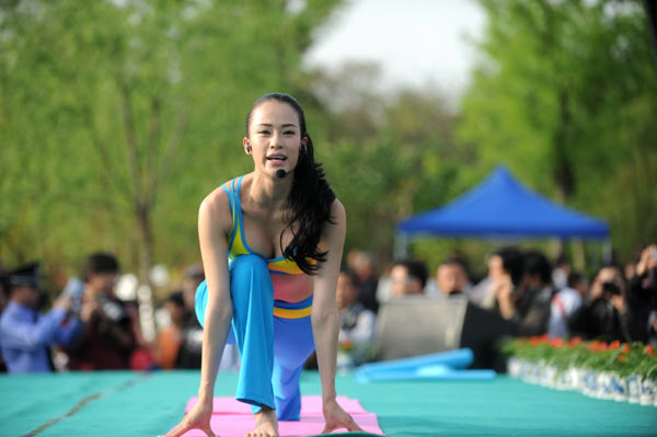 Mass yoga gathering in East China