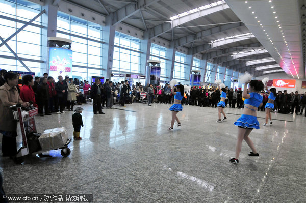 Airport offers dancers to delayed passengers
