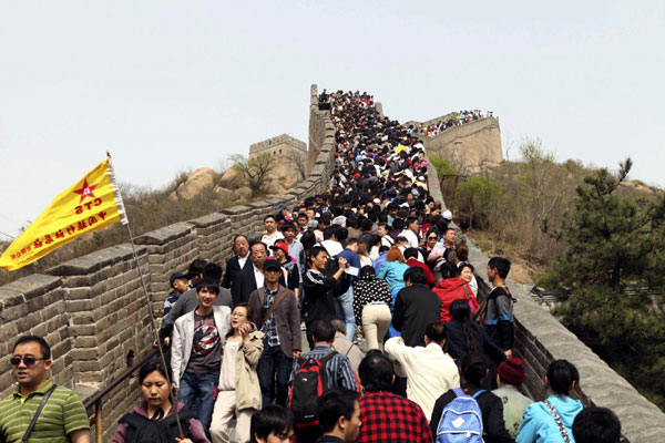 Tourist sites burst with people during holiday