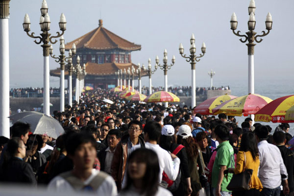 Tourist sites burst with people during holiday