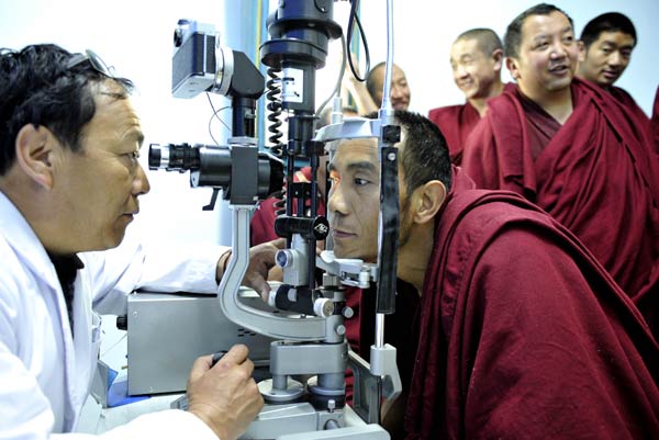 Lhasa monks get free eyesight checkup