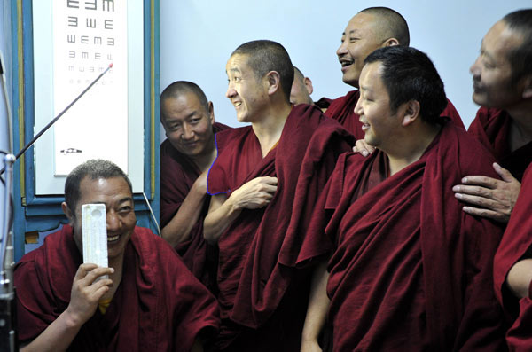 Lhasa monks get free eyesight checkup