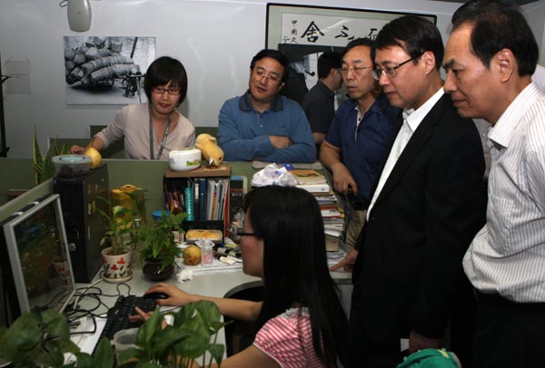 Ministry-level officials visit China Daily
