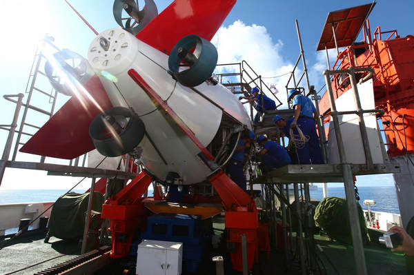 China's submersible to challenge world's record