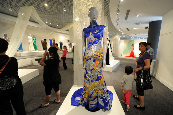 Traditional <EM>qipao</EM> on display in E China