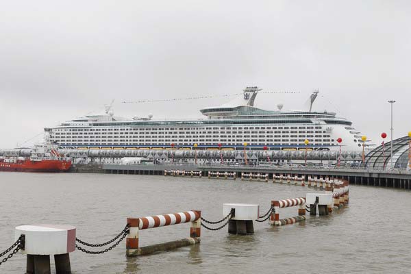 Asia's largest cruise ship docks in Shanghai