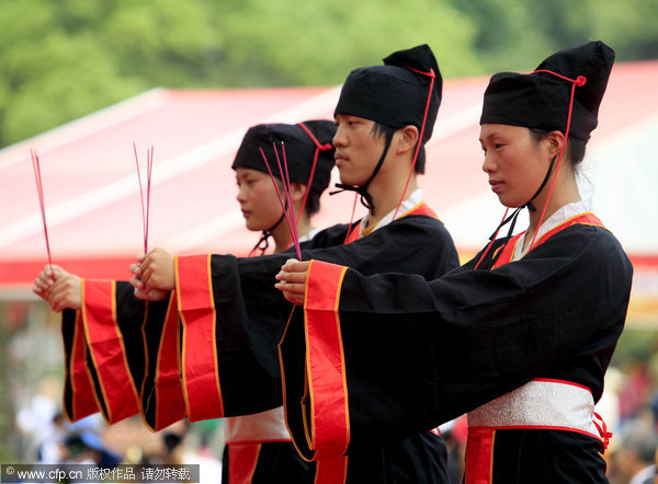 Commemorating ancient patriot poet Qu Yuan