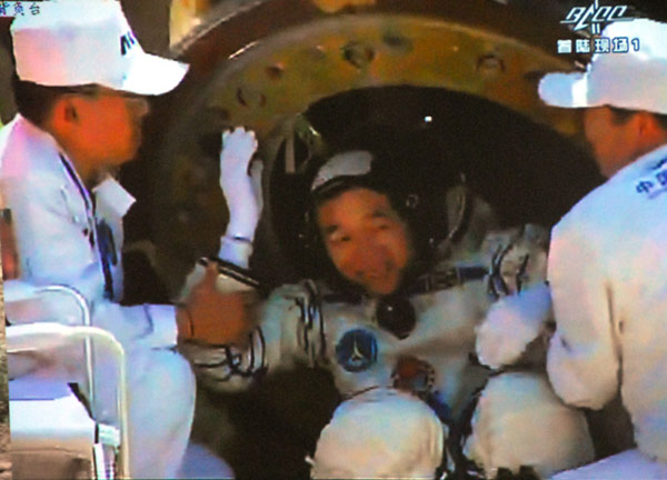 Astronauts come out of the return capsule